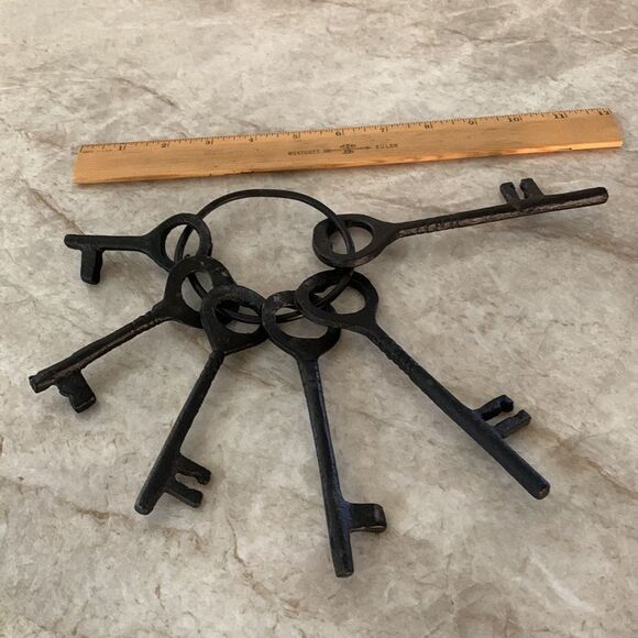 Cast Iron Skeleton Keys - Picture 2 of 2